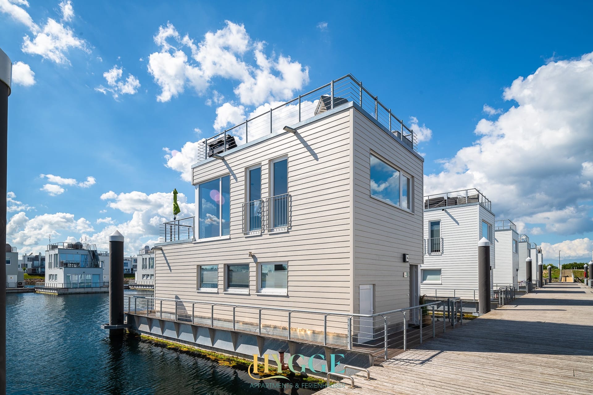 Originales Hausboot Hygge mit schwimmendem Wohnzimmer im Ostseeresort Olpenitz