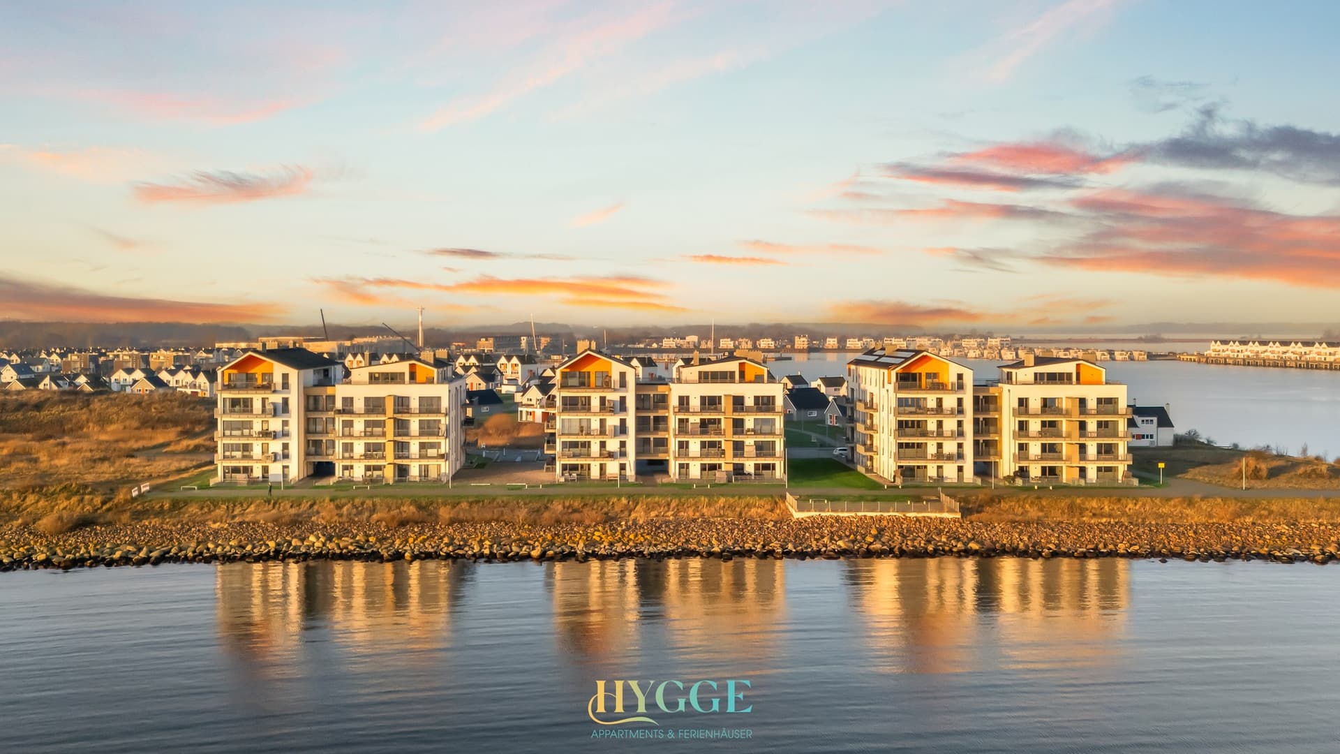 Modernes Penthouse Hygge mit umlaufender Dachterrasse und Panorama-Meerblick in Olpenitz